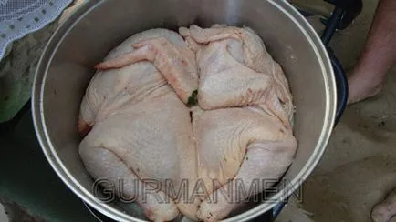 Csirke füstölt, főtt teljes, amikor a férfiak készítünk