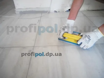Робота з двокомпонентної епоксидної затіркою (відео) (затирка плитки двухкомпонентной затіркою) Робота з двокомпонентної епоксидної затіркою (відео)