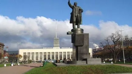 Lenin privind blindate falsificarea monumentului masina de istorie