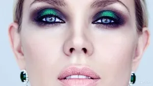 Smink Smokey Eyes kék szeme lépésről lépésre fotókkal