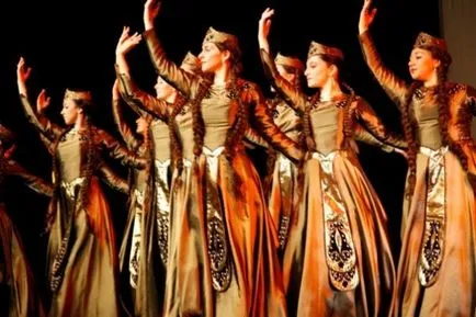 Oamenii azeră dansuri uzundara
