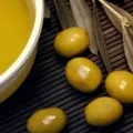 Реп'яхову олію в застосуванні для особи для шкіри і вій (вій) Реп'яхову олію в застосуванні для особи для шкіри і вій