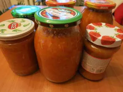 Castraveți în tomate, salata de castraveti iarna, cu semifabricatul