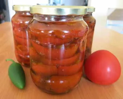 Castraveți în tomate, salata de castraveti iarna, cu semifabricatul