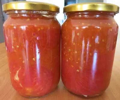 Castraveți în tomate, salata de castraveti iarna, cu semifabricatul