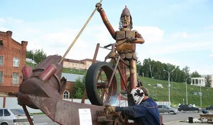 sculpturi de fier Park din Izhevsk, ceea ce înseamnă „biciclist“, „vacă“ și „tick“ știri de Izhevsk și