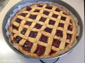 Az omlós tészta (tészta frolla) és a klasszikus olasz sütemény lekvárral crostata (crostata alla