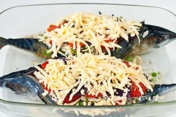 Рецепт скумбрії, фаршированої рисом і овочами, в духовці (рецепт) Рецепт скумбрії, фаршированої рисом і овочами, в духовці