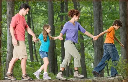 Игри на открито с децата в гората и парка