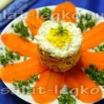 Saláta csirke, sajt és koreai sárgarépa recept egy fotó