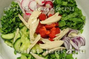 Saláta csirkével és zöldségekkel