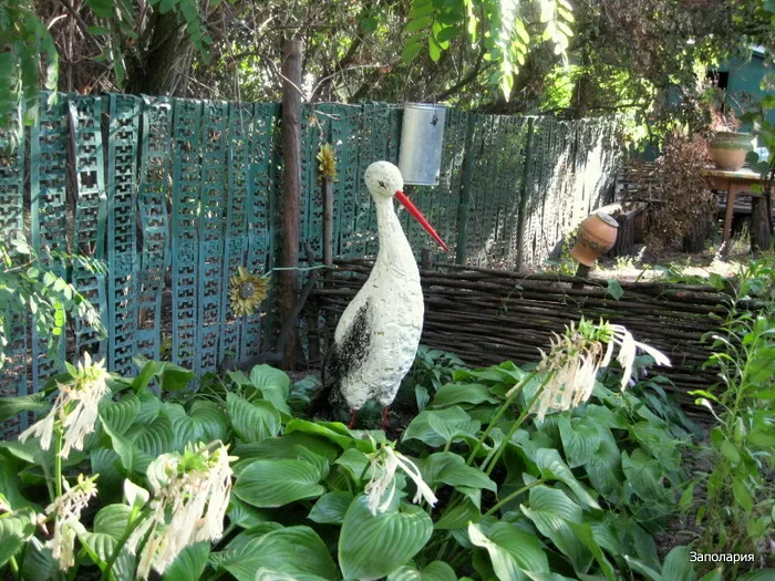 sculptură în grădină cu mâinile lor