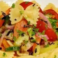 Салат з макаронами і куркою 1