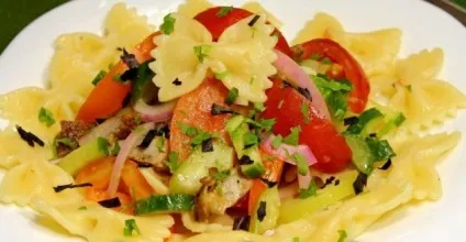 Салат з макаронами і куркою 1