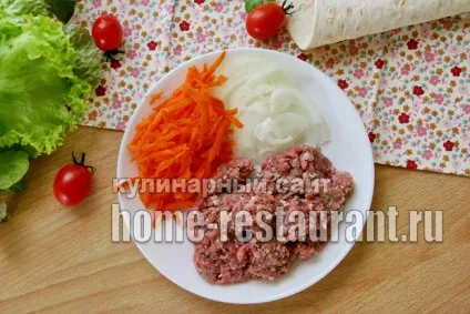 Рулет з лаваша з фаршем, сиром і помідорами (м'ясний рулет лаваша) Рулет з лаваша з фаршем, сиром і помідорами