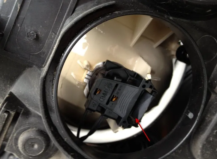 Self cseréje tompított lámpa Ford Focus 2 és helyreállítások dorestayl