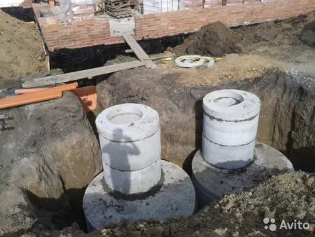 Fosa septica de inele din beton cu sistemul lor mâini și instalarea acestuia