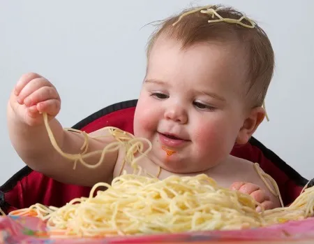La ce vârstă poate un copil da paste cu cât de multe luni pentru a intra in dieta, alimente solide