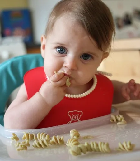 La ce vârstă poate un copil da paste cu cât de multe luni pentru a intra in dieta, alimente solide