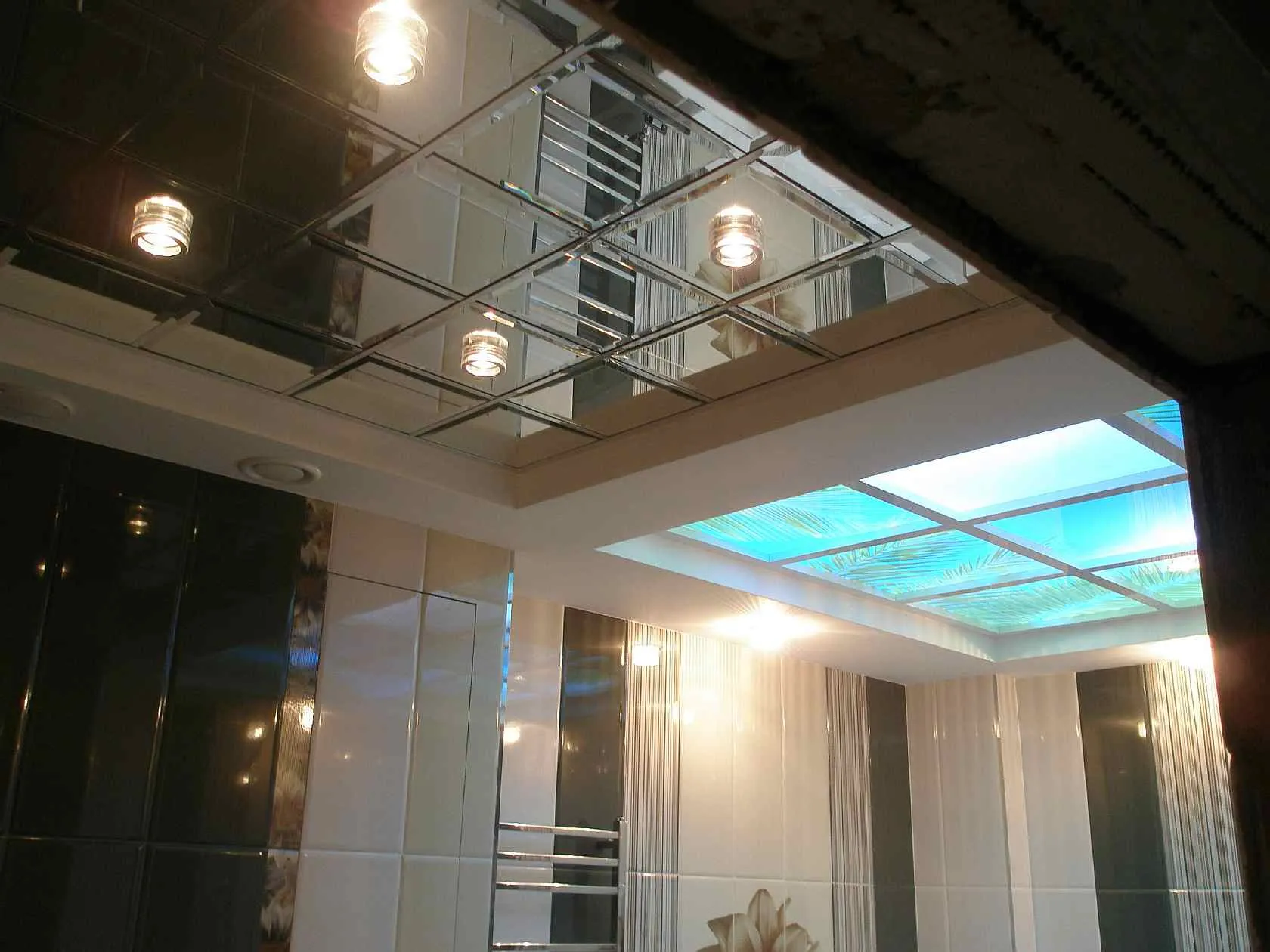 Стъклен таван плексиглас подсветка, снимка, течно стъкло, матирано нажежен, видео