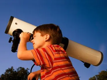 Telescope a gyermekek megtanulják, miközben játszik csillag