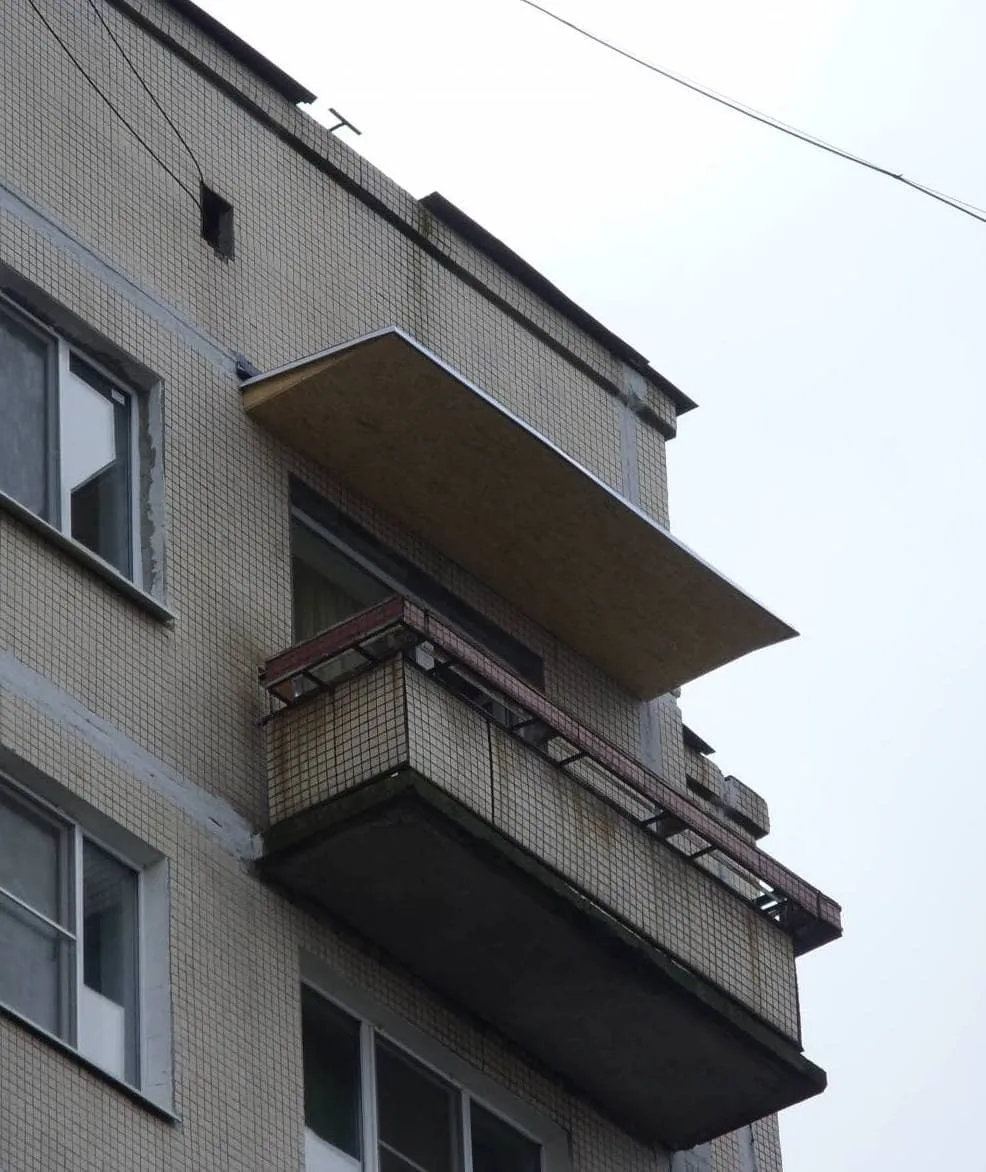 Fluxurilor de la balconul de sus, care fac scurgerile de informații acoperiș, plafonul curge la ultimul etaj, ca lemnul