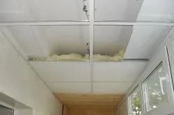 Топлоизолацията на балконите тавана с ръце