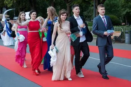 Prom от миналото като отпразнува дипломирането, тогава и сега