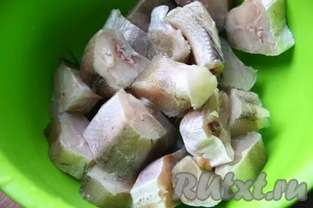 Szürke tőkehal sült burgonyával kemencében - a recept egy fotó