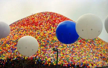 Стартиране 1, 500, 000 балони в небето и как той е приключил