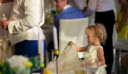 Деца на сватбата - красиви рокли и бебе със снимки прически, какво да правят с най-малките гости