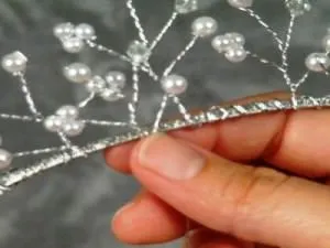 Diademă de perle cu mâinile în atelierele de lucru turn-based