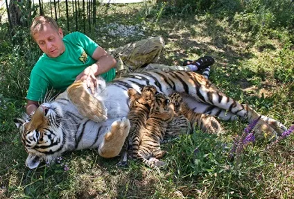 З ким і за що бореться власник ялтинських звіринців олег зубків суспільство України (власник) З ким і за що бореться власник ялтинських звіринців олег зубків суспільство України