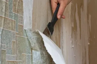 Как да се почисти стена от стари тапети
