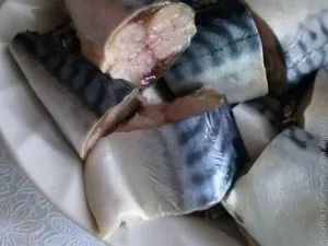 Скумбрія тушкована з рисом