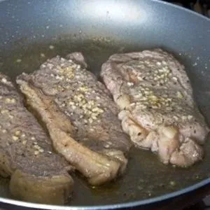 Соковитий і апетитний антрекот з яловичини