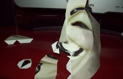 Hogyan készítsünk egy maszk kifogyott a papír meg a kezét, lépésről lépésre fotók és videók