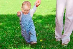 Amikor a gyermek elkezd járni az első lépéseket a baba, mind a gyermekek számára