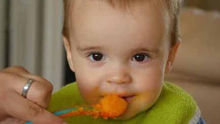 Când să se introducă alimente solide in dieta copilului, astfel încât să nu-i face rău