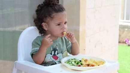 Кога да се въведат твърди храни в диетата на детето, така че да не му навреди