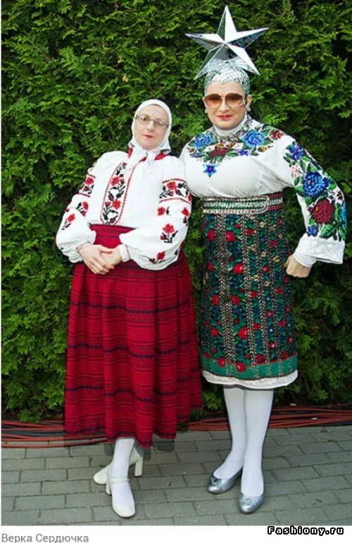 costum Verka Serduchka cu mâinile fotografia lui