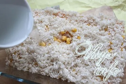 Мързелив пилешки бутчета с ориз и царевица в рецептата фурна със снимка