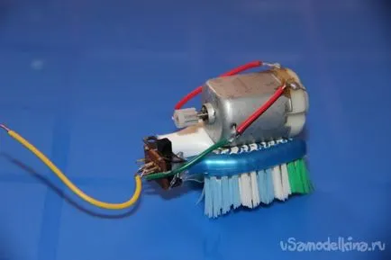 Un robot mic de două periuțe de dinți cu mâinile lor