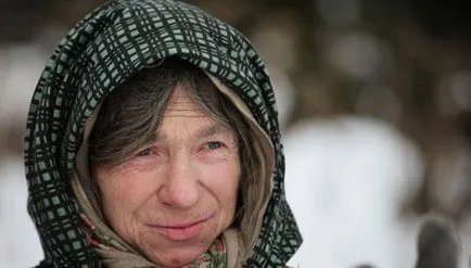 Отшельница Агафія Ликова відлякує ведмедів за допомогою пустого відра (відлюдниця) Отшельница Агафія Ликова відлякує ведмедів за допомогою пустого відра