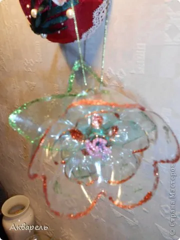 Sticle de plastic au devenit un jucării de folosință îndelungată pentru artiști în aer liber, țară