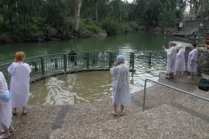 Подготовка и къпане в аязмото, храма на Светия великомъченик и целител Пантелеймон в