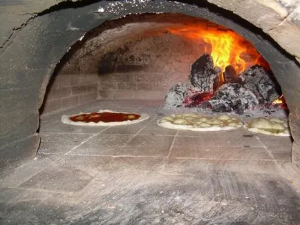 Építőipari Pompeiian fa pizza sütők a kezüket, és a rajz poryadovkoy, különösen