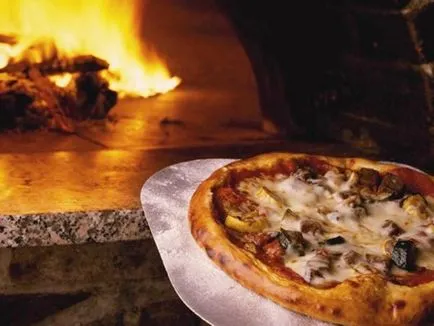 Építőipari Pompeiian fa pizza sütők a kezüket, és a rajz poryadovkoy, különösen
