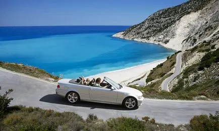 Пътувайки из Сардиния с автомобил, на брега на морето, с автомобил, сами по себе си