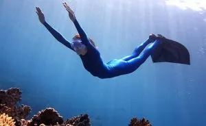 Se înregistrează adâncimea maximă de scufundare a omului